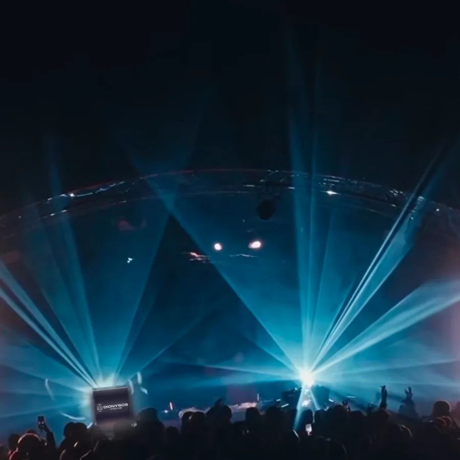 Laser-Show über der Tanzfläche bei einem Dionysos-Clubabend