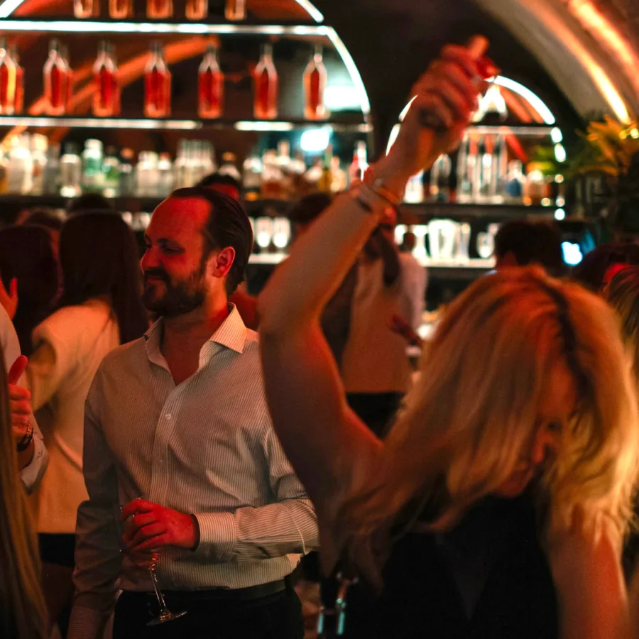 Tanzende Gäste an der Bar bei einem Dionysos-Abend