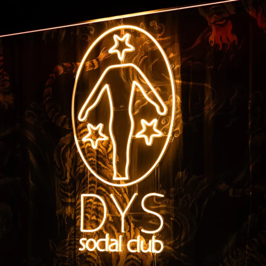 Leuchtschild des Dionysos Social Club am Eingang