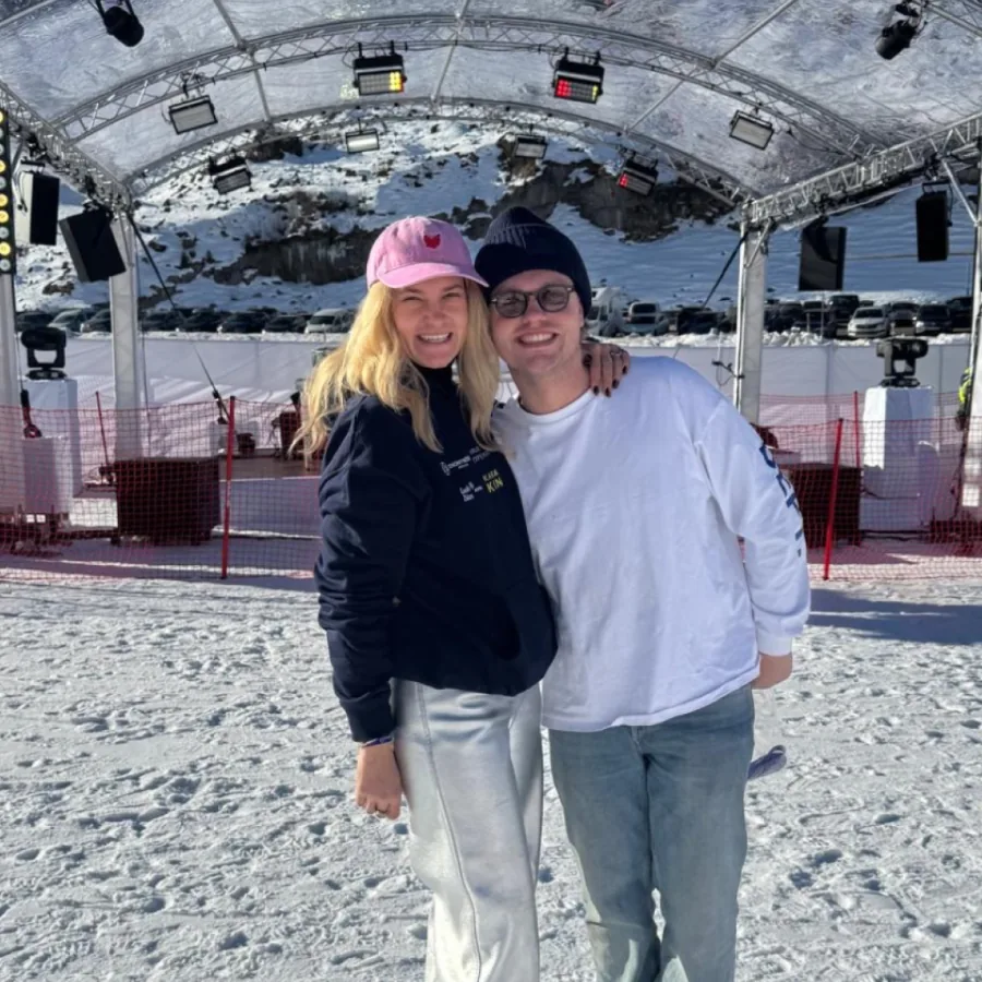 Zwei Gäste vor der Bühne bei einem Dionysos-Event im Schnee