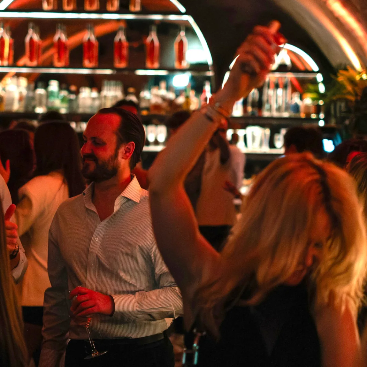 Gäste tanzen an der Bar bei einem Dionysos-Abend