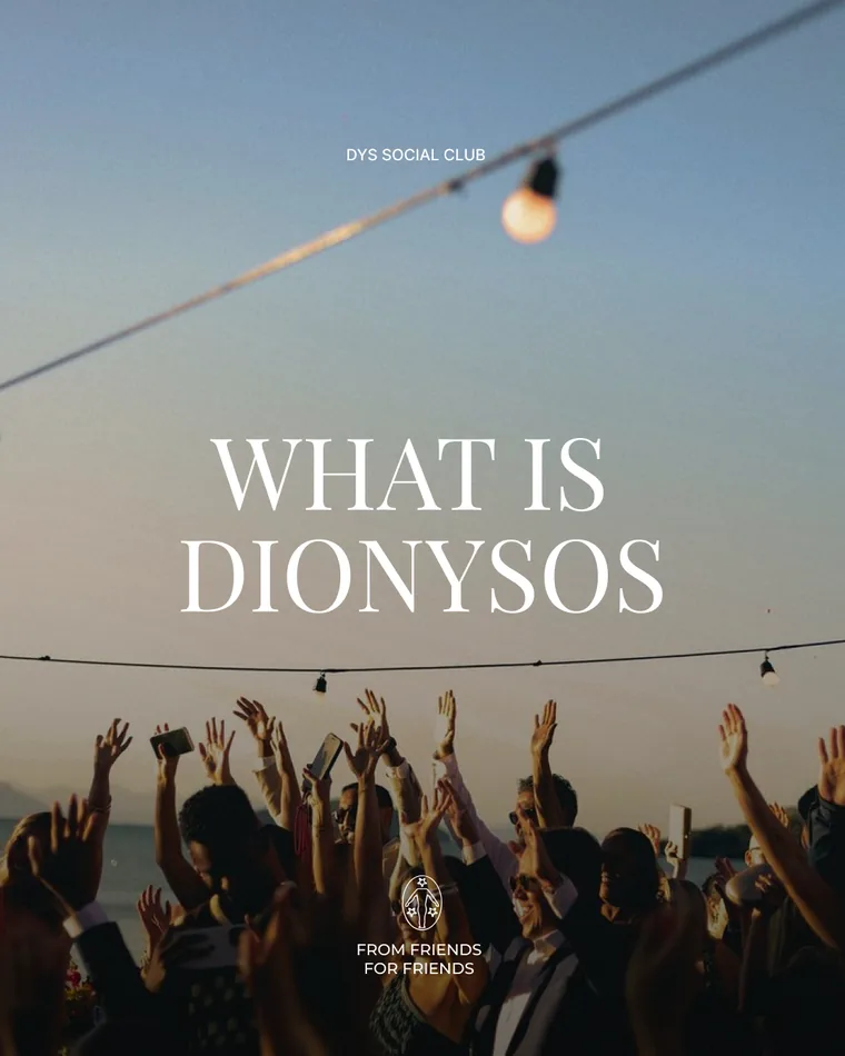 What is Dionysos — Menschen tanzen bei Sonnenuntergang unter Lichterketten