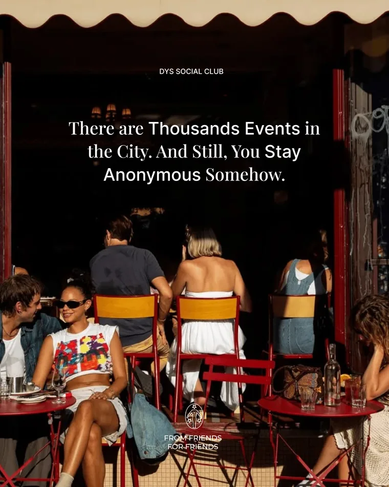 „There are thousands of events in the city. And still, you stay anonymous somehow.“ — Gäste an Bistrotischen vor einer Bar