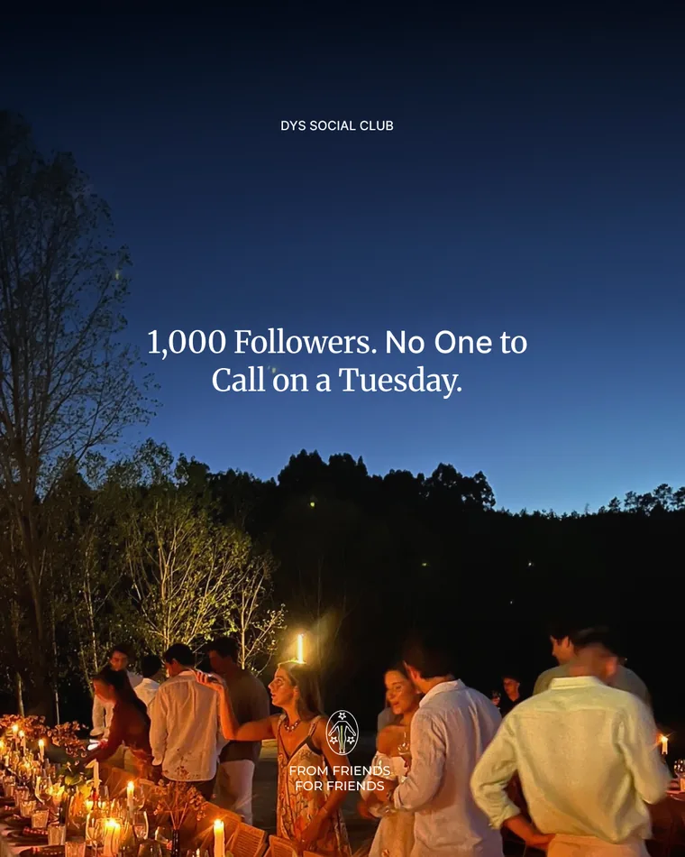 „1,000 followers. No one to call on a Tuesday.“ — lange Tafel bei Kerzenlicht in der Dämmerung
