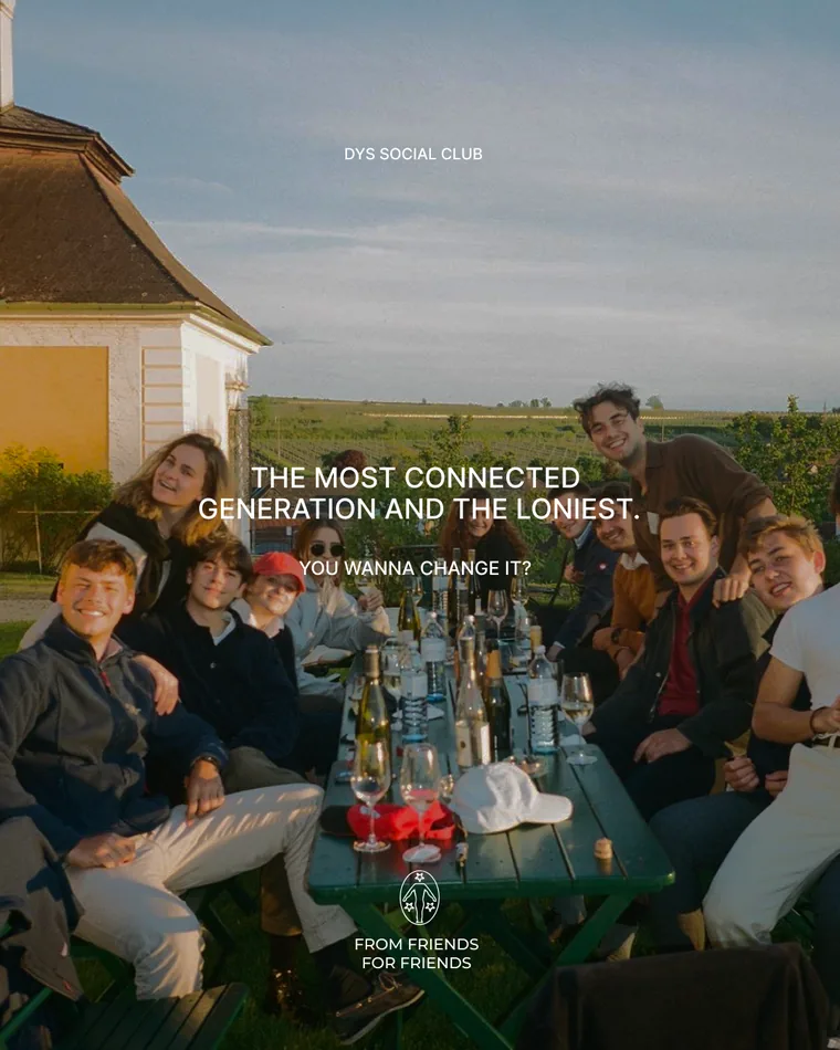„The most connected generation. And the loneliest. You wanna change it?“ — Gruppe an einer langen Tafel im Freien